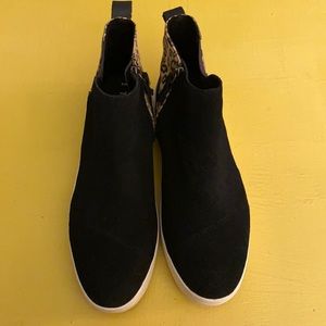 Size 9W Tom’s Jamie Slip Ons